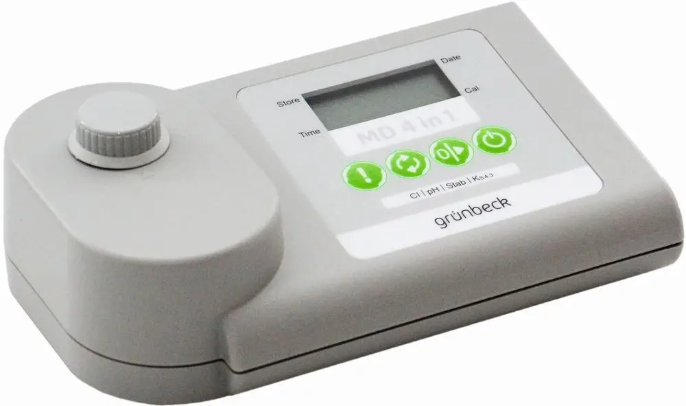 Gerät von Grünbeck zur Messung verschiedener Wasserparameter. Es verfügt über ein Display und Tasten zur Bedienung und Auswahl der Funktionen.
